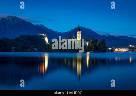 Dämmerung über St Mary's Kirche Mariä Himmelfahrt, See Bled, Bled, obere Krain, Slowenien Stockfoto