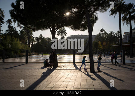 Kinder spielen in Nizza Stockfoto