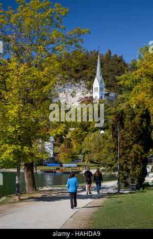 Gehweg um Bleder See mit dem Turm von St. Martin Pfarrkirche, Bled, Obere Krain, Slowenien Stockfoto