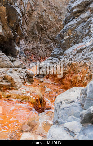 "Cascada de Los Colores" Fluss mit seiner goldenen Farbe im Nationalpark Caldera de Taburiente. Stockfoto