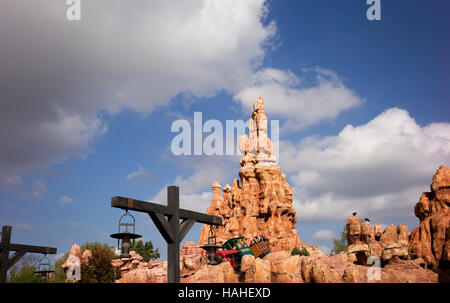 Der Big Thunder Mountain Railroad betreibt in Disneyland. Stockfoto