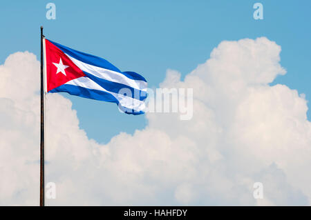 Kubanische Flagge an einer Fahnenstange im Wind vor dramatische Wolken in Havanna, Kuba Stockfoto