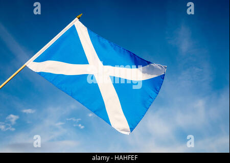 Schottische Flagge, auch bekannt als Andreaskreuz, bei strahlend blauem Himmel Stockfoto