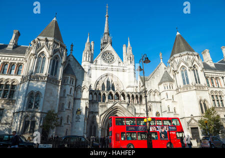 LONDON - 9. November 2016: Roten Doppeldecker-Bus-Pässe in einem langsam Crawl mit anderen Verkehr vor Royal Courts of Justice. Stockfoto