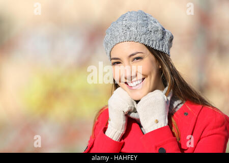 Schönheit Frau mit perfekten weißen Lächeln posieren warm bekleidet an einem sonnigen Tag des Winters Stockfoto