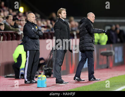 Herz von Midlothian Manager Robbie Neilson und Rangers-Manager Mark Warburton (rechts) an der Seitenlinie während der Ladbrokes Scottish Premier League match bei Tynecastle, Edinburgh. Stockfoto