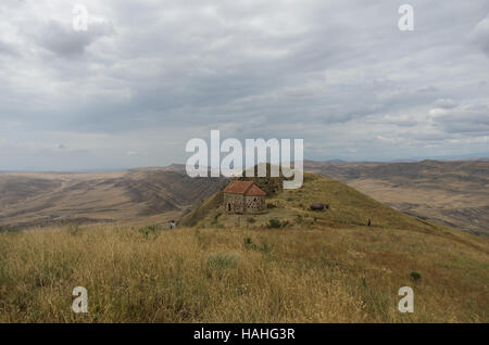 Kleine Kapelle auf einem Hügel in der Nähe David Gareja Monastery, im Hintergrund Blick auf die Halbwüste und Steppe Hänge des Gareja Mountain, Georgia Stockfoto