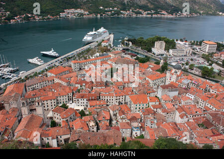 Blick über die Altstadt von Kotor und die Bucht von Kotor, von der Festung über der Stadt, mit einem Kreuzfahrtschiff im Hafen Stockfoto