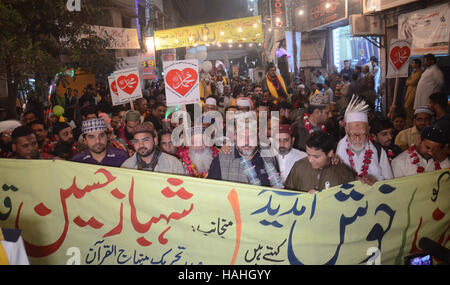 Lahore, Pakistan. 30. November 2016. Pakistanische Volk von einer religiösen Gruppe Tehreek Minhaj Ul Quran (PAT) Teilnahme an einer Fackel-Rallye, der Monat des Rabiul Awwal in Lahore begrüßen zu dürfen. Bildnachweis: Rana Sajid Hussain/Pacific Press/Alamy Live-Nachrichten Stockfoto