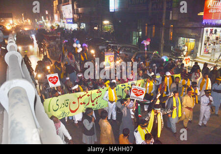 Lahore, Pakistan. 30. November 2016. Pakistanische Volk von einer religiösen Gruppe Tehreek Minhaj Ul Quran (PAT) Teilnahme an einer Fackel-Rallye, der Monat des Rabiul Awwal in Lahore begrüßen zu dürfen. Bildnachweis: Rana Sajid Hussain/Pacific Press/Alamy Live-Nachrichten Stockfoto