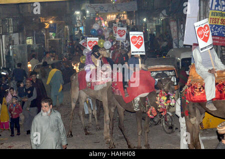 Lahore, Pakistan. 30. November 2016. Pakistanische Volk von einer religiösen Gruppe Tehreek Minhaj Ul Quran (PAT) Teilnahme an einer Fackel-Rallye, der Monat des Rabiul Awwal in Lahore begrüßen zu dürfen. Bildnachweis: Rana Sajid Hussain/Pacific Press/Alamy Live-Nachrichten Stockfoto