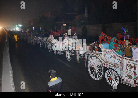 Lahore, Pakistan. 30. November 2016. Pakistanische Volk von einer religiösen Gruppe Tehreek Minhaj Ul Quran (PAT) Teilnahme an einer Fackel-Rallye, der Monat des Rabiul Awwal in Lahore begrüßen zu dürfen. Bildnachweis: Rana Sajid Hussain/Pacific Press/Alamy Live-Nachrichten Stockfoto