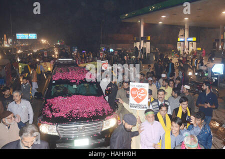 Lahore, Pakistan. 30. November 2016. Pakistanische Volk von einer religiösen Gruppe Tehreek Minhaj Ul Quran (PAT) Teilnahme an einer Fackel-Rallye, der Monat des Rabiul Awwal in Lahore begrüßen zu dürfen. Bildnachweis: Rana Sajid Hussain/Pacific Press/Alamy Live-Nachrichten Stockfoto