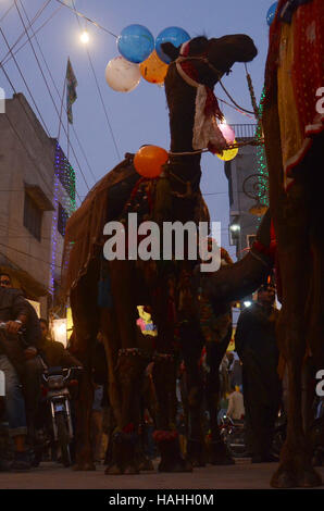 Lahore, Pakistan. 30. November 2016. Pakistanische Volk von einer religiösen Gruppe Tehreek Minhaj Ul Quran (PAT) Teilnahme an einer Fackel-Rallye, der Monat des Rabiul Awwal in Lahore begrüßen zu dürfen. Bildnachweis: Rana Sajid Hussain/Pacific Press/Alamy Live-Nachrichten Stockfoto