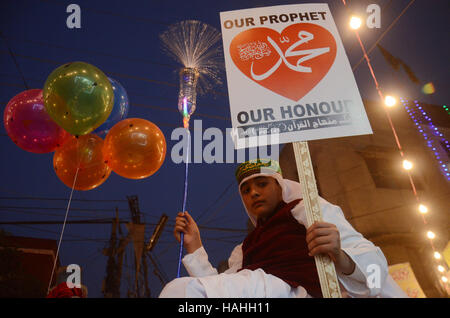 Lahore, Pakistan. 30. November 2016. Pakistanische Volk von einer religiösen Gruppe Tehreek Minhaj Ul Quran (PAT) Teilnahme an einer Fackel-Rallye, der Monat des Rabiul Awwal in Lahore begrüßen zu dürfen. Bildnachweis: Rana Sajid Hussain/Pacific Press/Alamy Live-Nachrichten Stockfoto