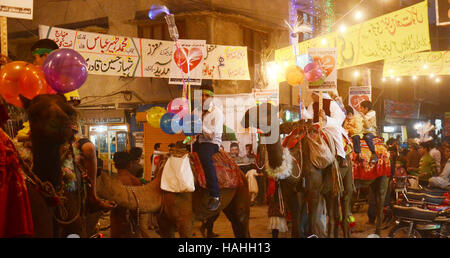 Lahore, Pakistan. 30. November 2016. Pakistanische Volk von einer religiösen Gruppe Tehreek Minhaj Ul Quran (PAT) Teilnahme an einer Fackel-Rallye, der Monat des Rabiul Awwal in Lahore begrüßen zu dürfen. Bildnachweis: Rana Sajid Hussain/Pacific Press/Alamy Live-Nachrichten Stockfoto