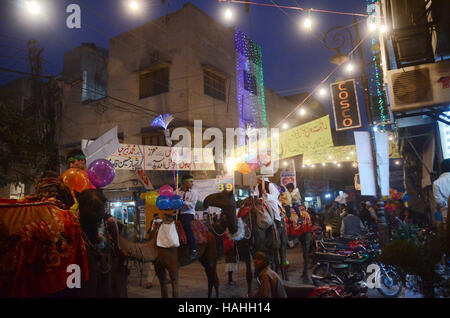 Lahore, Pakistan. 30. November 2016. Pakistanische Volk von einer religiösen Gruppe Tehreek Minhaj Ul Quran (PAT) Teilnahme an einer Fackel-Rallye, der Monat des Rabiul Awwal in Lahore begrüßen zu dürfen. Bildnachweis: Rana Sajid Hussain/Pacific Press/Alamy Live-Nachrichten Stockfoto