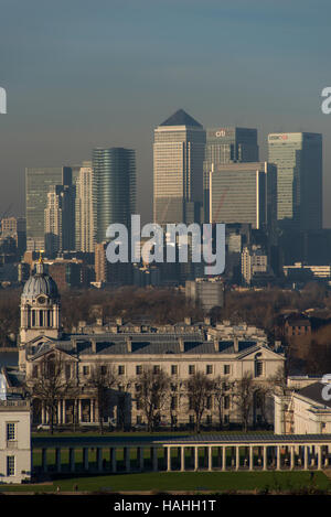 London, UK. 30. November 2016. Blick auf die Wolkenkratzer von Canary Wharf vom Greenwich Observatorium. Die finanziellen Bezirk von Canary Wharf hat viele Wolkenkratzer, darunter One Canada Square mit seinem pyramidenförmigen Dach (das zweite höchste Gebäude von London), und Banken wie HSBC. © Alberto Pezzali/Pacific Press/Alamy Live-Nachrichten Stockfoto