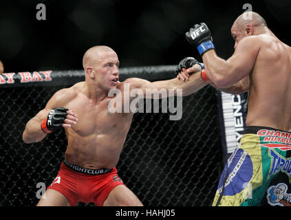 Thiago Alves, Recht, kämpft Georges St-Pierre während UFC 100 im Mandalay Bay Events Center am 11. Juli 2009 in Las Vegas, Nevada. Francis Specker Stockfoto