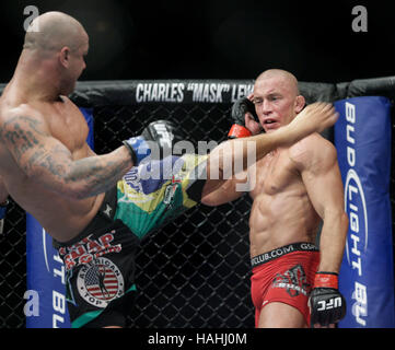 Thiago Alves, kämpft links, Georges St-Pierre während UFC 100 im Mandalay Bay Events Center am 11. Juli 2009 in Las Vegas, Nevada. Francis Specker Stockfoto