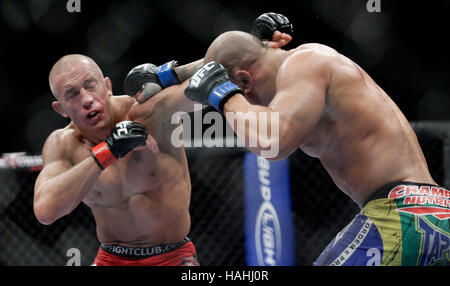 Thiago Alves, Recht, kämpft Georges St-Pierre während UFC 100 im Mandalay Bay Events Center am 11. Juli 2009 in Las Vegas, Nevada. Francis Specker Stockfoto