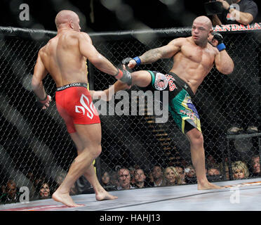 Thiago Alves, Recht, kämpft Georges St-Pierre während UFC 100 im Mandalay Bay Events Center am 11. Juli 2009 in Las Vegas, Nevada. Francis Specker Stockfoto