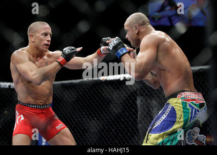 Thiago Alves, Recht, kämpft Georges St-Pierre während UFC 100 im Mandalay Bay Events Center am 11. Juli 2009 in Las Vegas, Nevada. Francis Specker Stockfoto