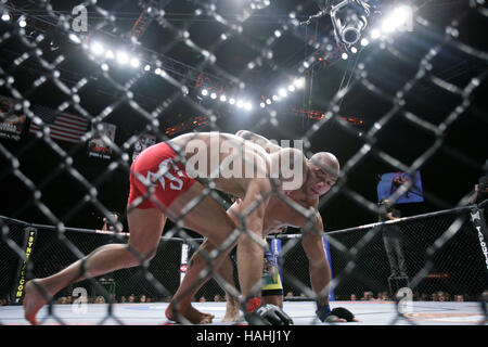 Thiago Alves, Recht, kämpft Georges St-Pierre während UFC 100 im Mandalay Bay Events Center am 11. Juli 2009 in Las Vegas, Nevada. Francis Specker Stockfoto