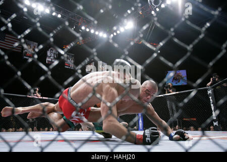 Thiago Alves, Recht, kämpft Georges St-Pierre während UFC 100 im Mandalay Bay Events Center am 11. Juli 2009 in Las Vegas, Nevada. Francis Specker Stockfoto