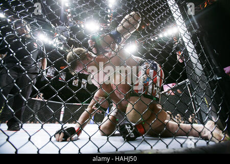 Stephan Bonnar, Top, kämpft Mark Coleman bei UFC 100 im Mandalay Bay Events Center am 11. Juli 2009 in Las Vegas, Nevada. Francis Specker Stockfoto