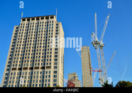 London, England, Vereinigtes Königreich. Shell-Zentrum (Sir Howard Robertson: 1962) auf der South Bank und Krane Stockfoto