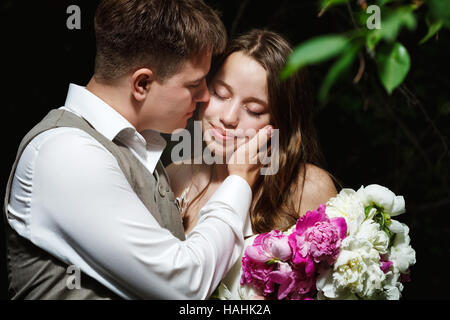 Liebespaar Hochzeit küssen im Park, Nahaufnahme Stockfoto