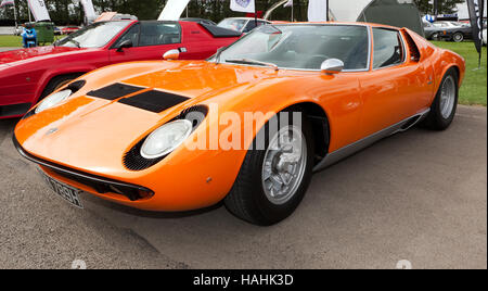 Ein original 1970, 4L, orangefarbenen Lamborghini Miura P400S auf dem Display in der Lamborghini Club UK-Zone bei der Silverstone Classic 2016 Stockfoto