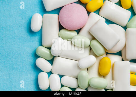 Sortiment des Kauens Zahnfleisch, Minze Bonbons und Drops auf leuchtend blauer Hintergrund, close-up Stockfoto
