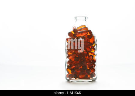 Flasche mit Gelatinekapseln auf weißem Hintergrund. Fischöl, Omega 3-6-9 Nahrungsergänzungsmittel. Stockfoto