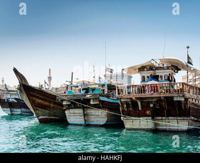 traditionellen alten arabischen Dhau Holz Boote im Hafen von Deira Dubai Hafen Vereinigte Arabische Emirate Stockfoto