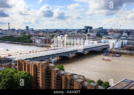 Blick auf die Blackfriars Bridge und Bahnhof auf der Themse, von den Anzeigen Galerie von Tate Modern Bankside, London, UK Stockfoto