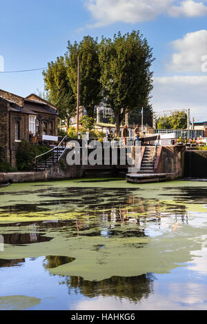 St. Pancras Schloss am Regent's Canal, vor der Sanierung von King's Cross, London, UK, 2015 Stockfoto