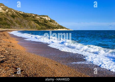 Blick nach Osten entlang der Kiesstrand in Richtung brennenden Felsen in Ringstead Bay, Dorset, England, Großbritannien Stockfoto