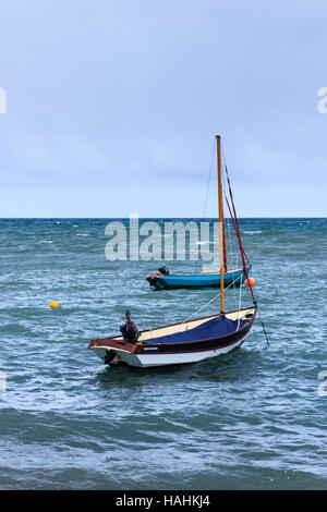 Zwei Jollen günstig zu einem orange Boje im Meer bei Ringstead Bay, Dorset, England, Großbritannien Stockfoto