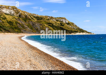 Blick nach Osten entlang der Kiesstrand in Richtung brennenden Felsen in Ringstead Bay, Dorset, England, Großbritannien Stockfoto