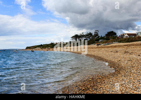 Auf der Suche nach Westen entlang der Kiesstrand in Ringstead Bay, Dorset, England, Großbritannien Stockfoto