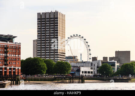 Gabriel's Wharf am Südufer der Themse, London, UK, das London Eye, die im Hintergrund Stockfoto