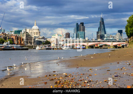 Der Sandstrand am Südufer der Themse bei Ebbe, flussabwärts zu St. Paul's Cathedral und Blackfriar's Bridge, London, UK Stockfoto