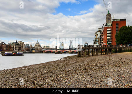 Anzeigen flussabwärts von der South Bank der Themse, London, UK, bei Ebbe Stockfoto