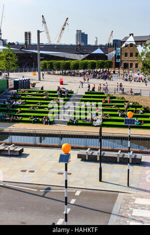 Sonnenanbeter auf der künstlichen - begrünt Schritte der Getreidespeicher Square von Regent's Canal während der Sanierung von King's Cross, London, UK, 2013 Stockfoto