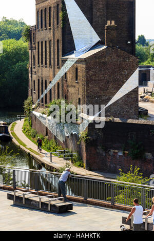 Teil eines großen Kunstwerke von Central-St. Martin's Studenten auf dem alten Fisch und Kohle von Regent's Canal, Getreidespeicher Square, King's Cross, London, UK Stockfoto