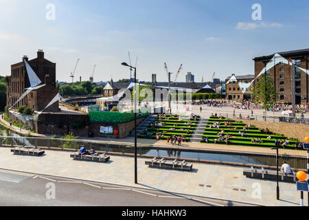 Sonnenanbeter auf der künstlichen - begrünt Schritte der Getreidespeicher Square von Regent's Canal während der Sanierung von King's Cross, London, UK, 2013 Stockfoto