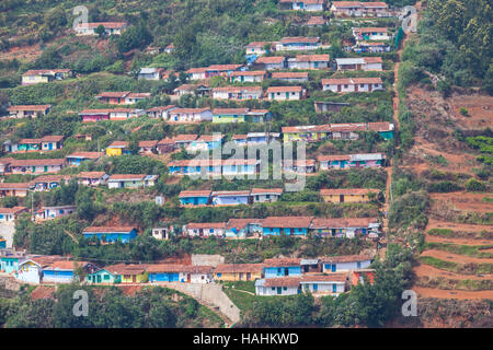 Arbeiterhäuser am Hang, Ooty, Tamil Nadu, Indien, auf der Teeplantage. Stockfoto