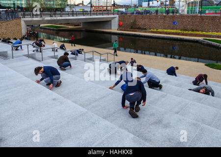 'Meltdown', ein Dance Umbrella öffentliche Aufführung in der Kornkammer Square, King's Cross, London, UK, September 2012. Stockfoto